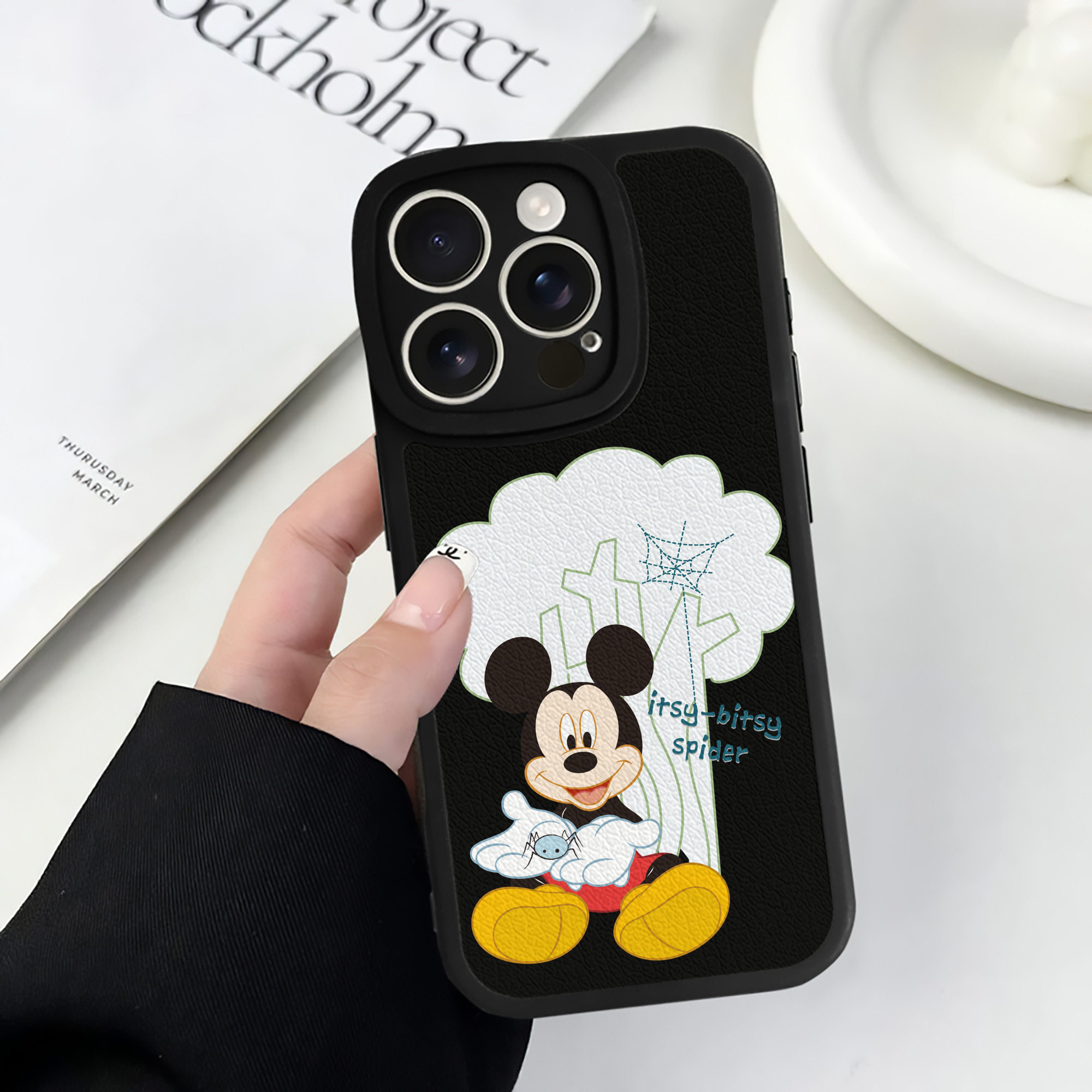 （画像用） ミッキーマウス Mickey Mouse 【iPhone 16シリーズ対応】シリコンスマホケース（レザー調） 材質：シリコン